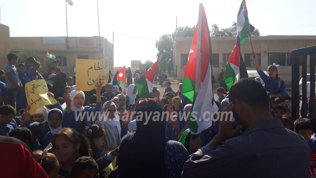  بالصور  ..   طلبة مدرسة ربا الاساسية بالضليل و ذويهم يعتصمون بسبب بناء المدرسة الآيل للسقوط