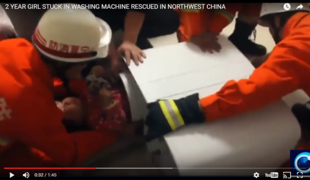 بالفيديو: إنقاذ طفلة علقت في الغسالة
