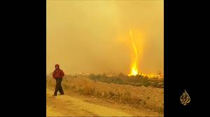 بالفيديو ..  "إعصار النار" يخطف خرطوم الإطفاء من رجال حاولوا إخماد النيران  