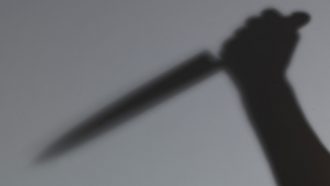  قتل زوجته  بثلاث طعنات بسبب رسالة وردته من مديرها في دبي ..  "تفاصيل"