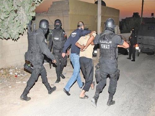 القبض على مطلوب مسجل بحقه(9) طلبات قضائية داخل مزرعة في الشونه الشمالية