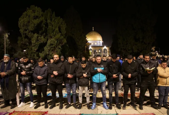 45 ألفا يؤدون صلاتي العشاء والتراويح في المسجد الأقصى