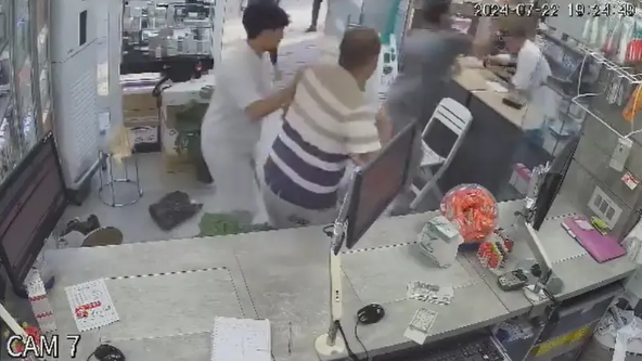 فيديو يفجر غضب الجزائريين ..  امرأة وأبناؤها يعتدون بالخناجر على صيدلية