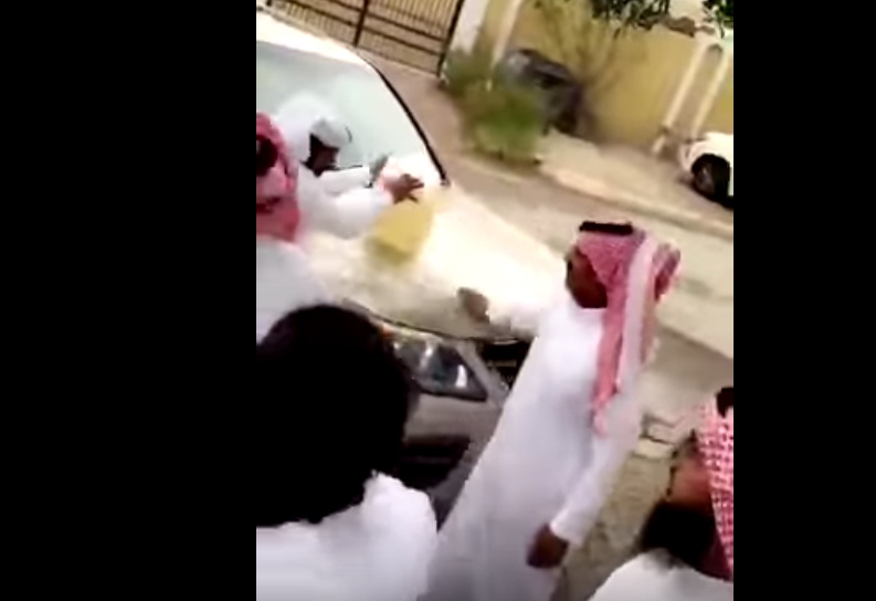 بالفيديو  ..  قطري يحرق سيارة قيمتها ربع مليون ريال لعدم قبول صديقه بها 