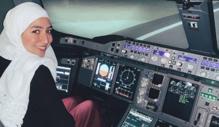أول لاجئة سورية تصبح قائدة طائرة في بريطانيا