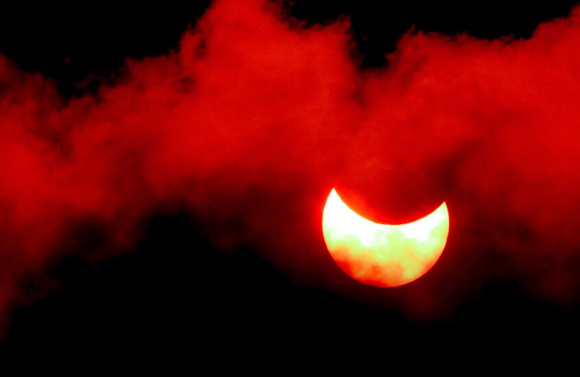 ماذا سيحدث خلال كسوف الشمس يوم السبت؟