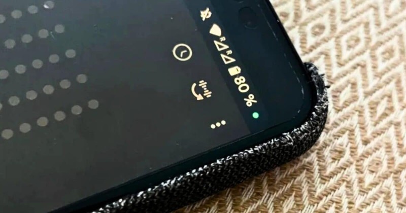 ظهور «النقطة الخضراء» على شاشة هاتفك ..  ما دلالته ؟