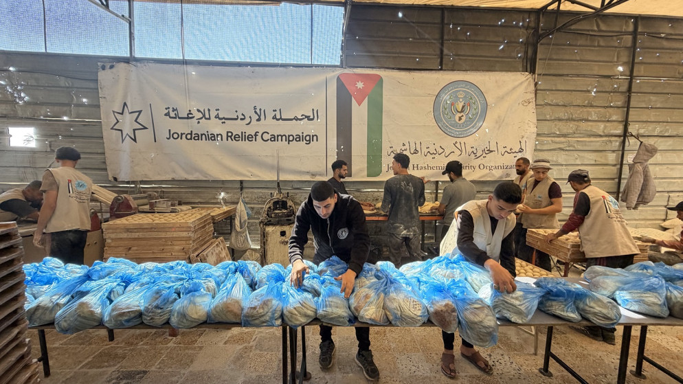 مخبز الحملة الأردنية يوزّع الخبز الطازج على النازحين في مواصي خان يونس