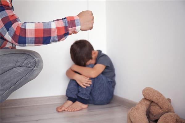 أبي يعاملني بقسوة ويضربني على أتفه الأسباب