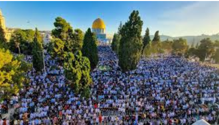 40 ألفا يؤدون صلاة الجمعة في الأقصى وسط إجراءات عسكرية مشددة