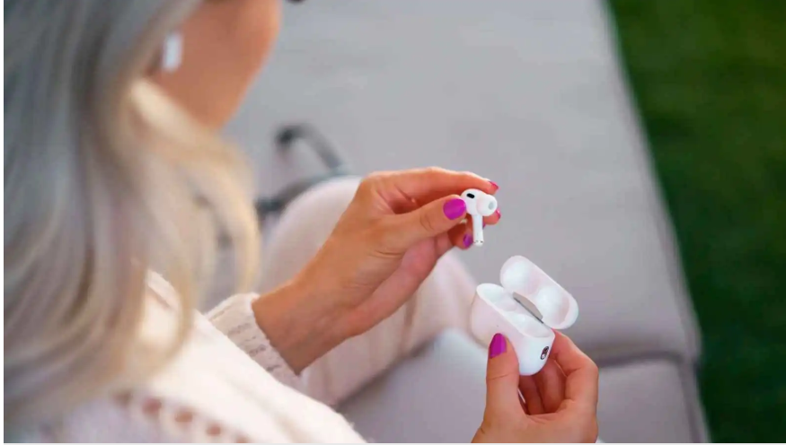 من الشحن إلى الاتصال ..  5 أعطال شائعة في سماعات "AirPods"