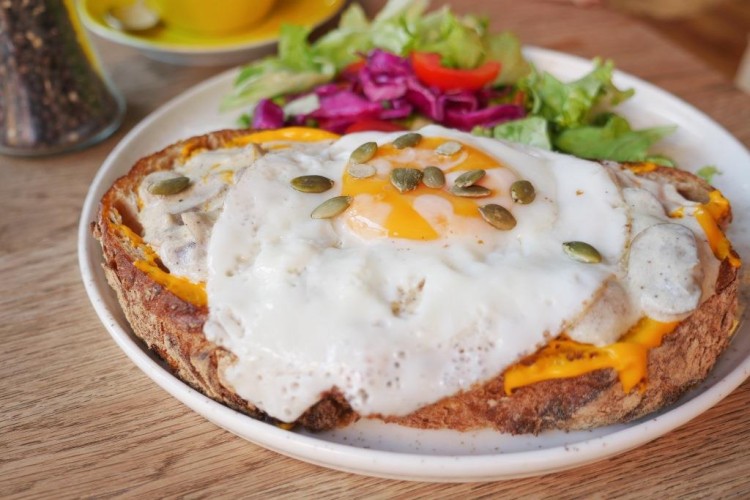 ساندويش التوست بالبيض المقلي والشيدر