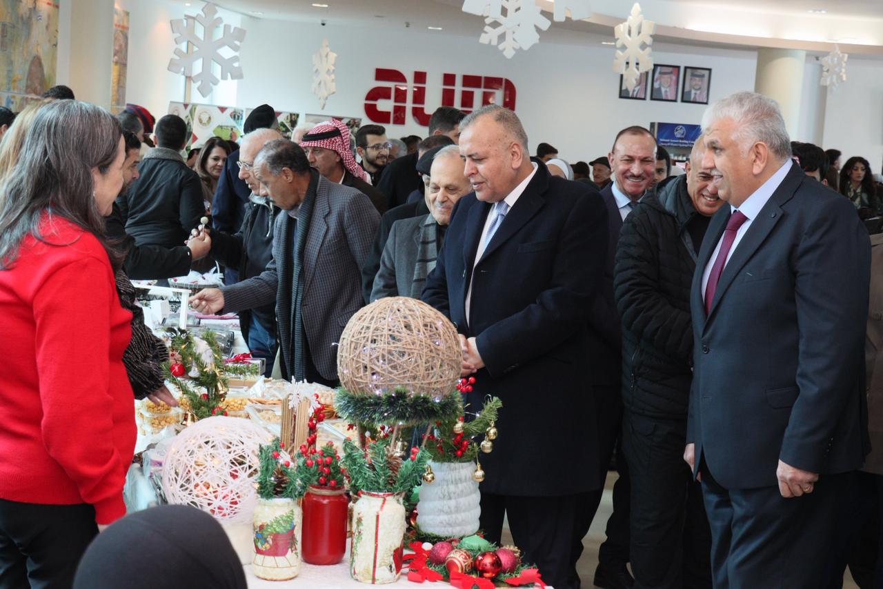 الجامعة الأميركية في مادبا تضيء شجرة عيد الميلاد