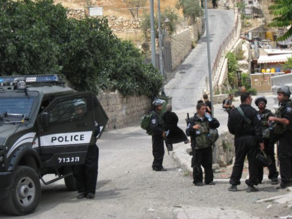 القدس : القبض على شخص ارتكب السرقة لشراء المخدرات