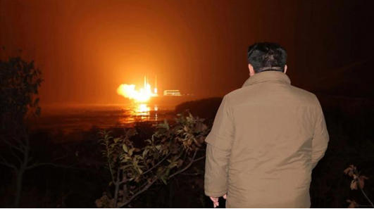 انفجار في السماء  ..  «قمر» كوريا الشمالية يضل طريقه للفضاء