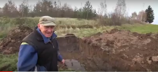 بالفيديو: شاهد كيف حاول هذا الرجل التخلص من الصدأ في سيارته