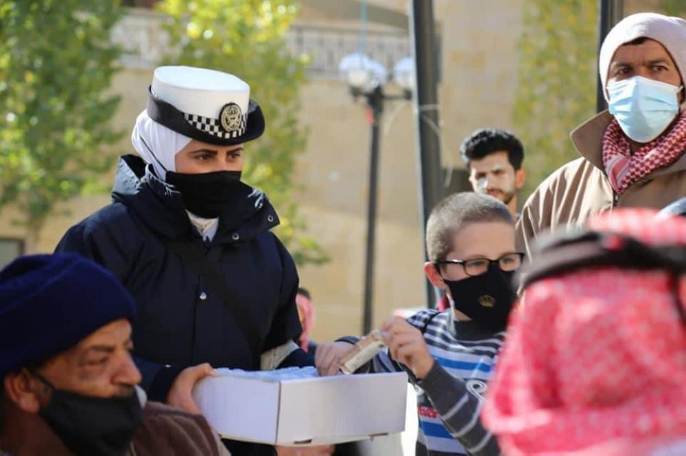 أطفال بعمر الزهور يوزعون صناديق "صحتي أمانة" وسط السلط