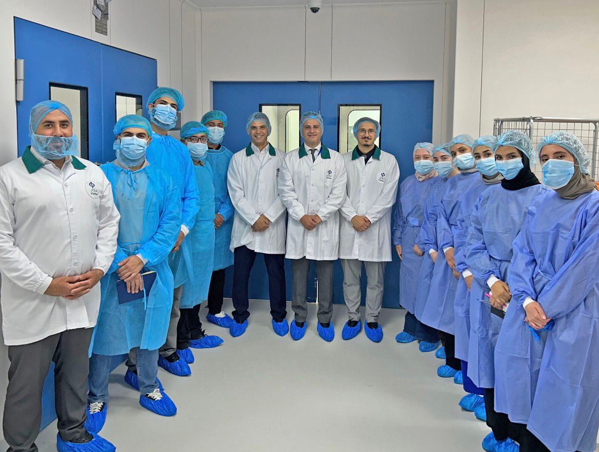 طلبة كلية الصيدلة في جامعة الزيتونة الأردنية ينهون برنامجًا تدريبيًا مكثفًا في مصنع الدولية للدواء