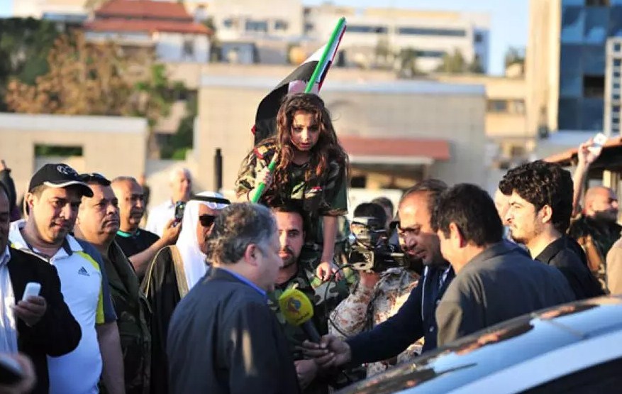 بالفيديو و الصور  ..  السوريون يخرجون للشوارع احتفالاً بتصدي الدفاعات الجوية للضربة الثلاثية 