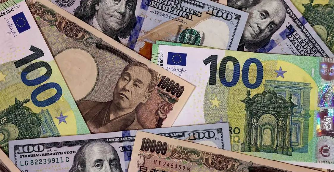 تذبذب الدولار واليورو بسبب المخاطر السياسية في أوروبا   