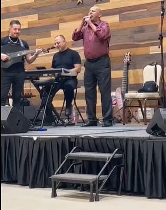 حدث مدينة سخنين الفلسطينة ..  احد المدعوين صعد على المسرح ليهدي العريس أغنية فسقط بنوبة قلبية  ..  فيديو