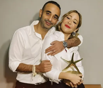 منة شلبي تنشر صورتها مع زوجها ..  وتعلق للمرة الأولى