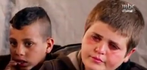 بالفيديو  ..  طفل سوري يلخص معاناة شعبه بدموع تقهر الحجر