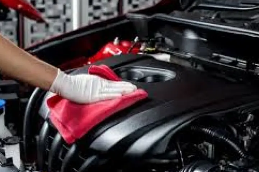 إليك أفضل أساليب تنظيف محرك السيارة من الداخل بدون أضرار ومخاطر Image