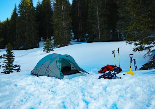 أدوات التخييم الشتوية الضرورية: قائمة لا غنى عنها للمغامرين