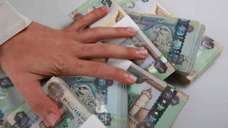 رجل يرفض إعادة 9832 درهماً حُوِّلت لحسابه خطأ في الإمارات