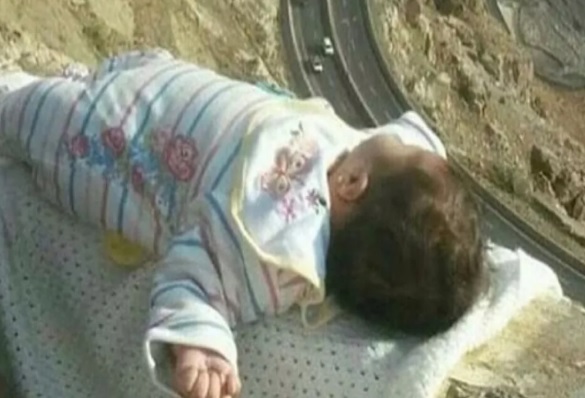 شاهد ..  سعودي يخاطر بطفله الرضيع من أجل “صورة للذكرى”