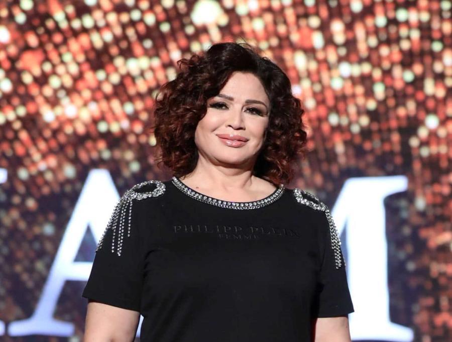 أهدتها لوالدتها ..  إلهام شاهين تؤدي مناسك العمرة برفقة شقيقها