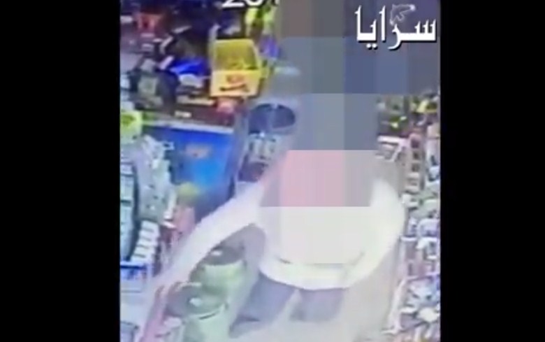 بالفيديو  ..  لحظة سرقة محل تجاري من قبل سيدة في عمان 