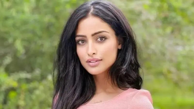 ممثلة كويتية تتعرض للطعن في رقبتها ..  وتتهم سيدة عراقية