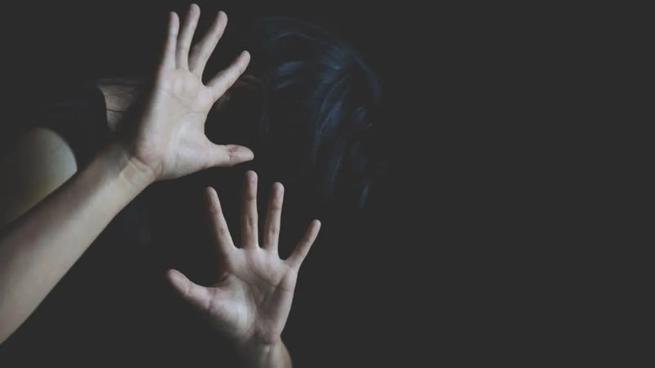 أب يعذب أطفاله لإجبار زوجته على العودة في مصر