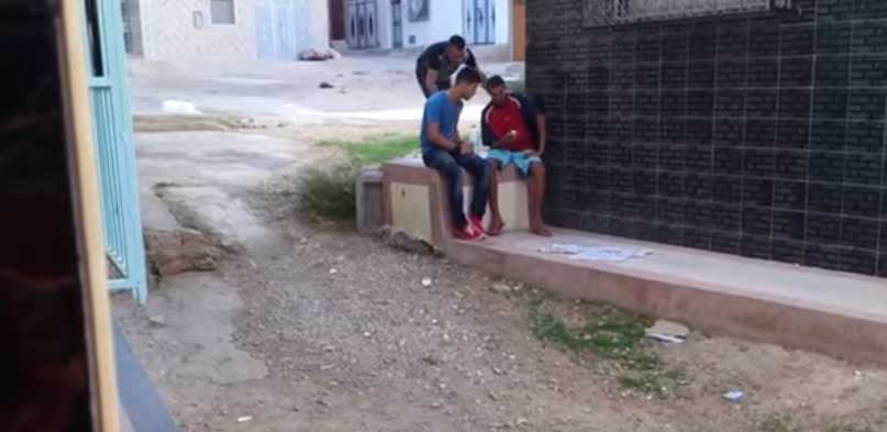 بالفيديو  ..  ماذا يفعل هذا الرجل بالناس لن تقاوم الضحك 