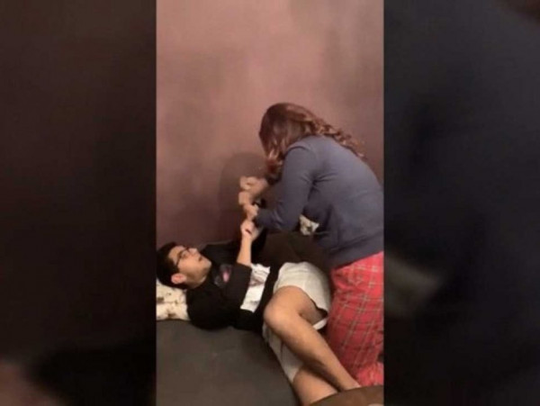 بالفيديو  ..  وفاء عامر تضرب ابنها لهذا السبب؟