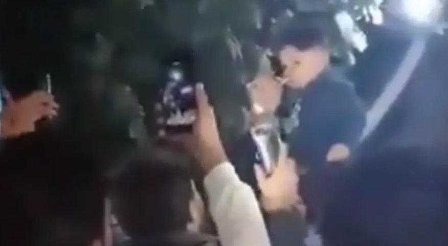 فيديو مثير لأب يسقي طفله الكحول 