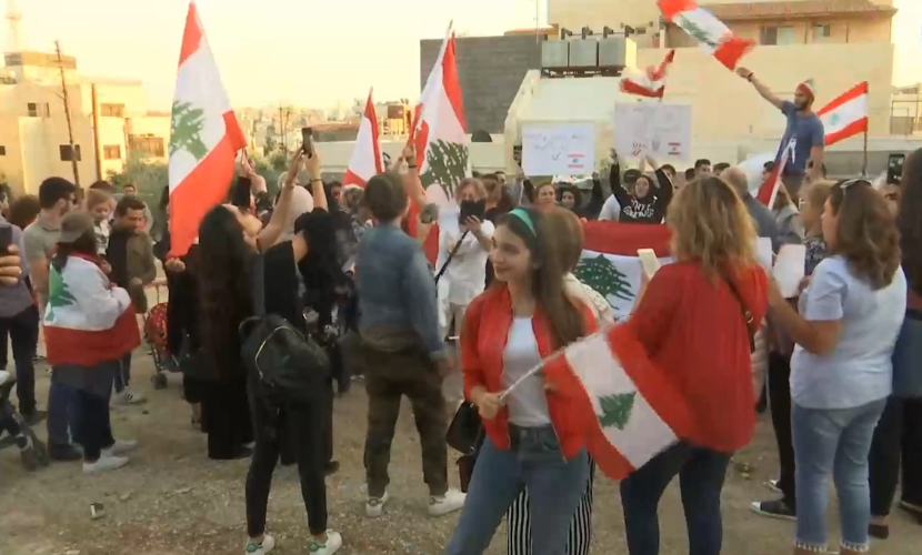 بالصور ..  اللبنانيون في الأردن ينفذون وقفة تضامنية امام سفارة بلادهم