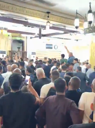  “ورحمة أبوك يا سيدنا بدي أتصور معك” ..  مواطن ينادي الملك بعد صلاة العيد وهذا ما حدث - فيديو 