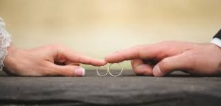 أم مخطوبتي تعيق زواجنا لأنها متعلقة بابنتها كثيرًا، فما نصيحتكم؟