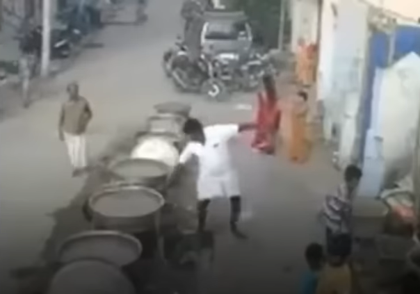  بطريقة غريبة ..  هندي يسقط في وعاء من الماء المغلي