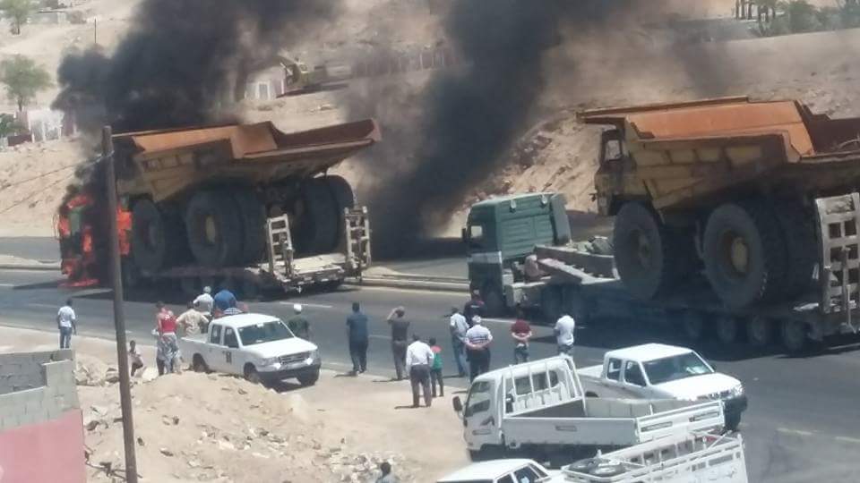 بالفيديو والصور ..  حريق بشاحنة على طريق الشلالة في العقبة