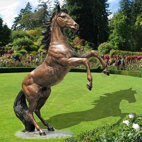 بلدية ناعور الجديدة انشأت مجسم حصان على مدخل البلدية بكلفة 8850 دينار  ..  تفاصيل  