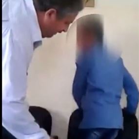 بالفيديو ..  معلم يضرب تلاميذه وناشطون "اللحمات للمعلم والعظمات للأهل"