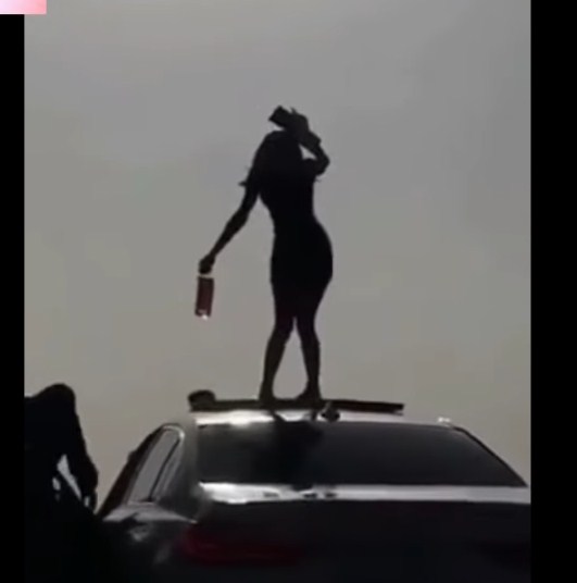 بالفيديو  ..  فتاة ترقص و تشرب الخمر على شواطىء جدة امام الناس  ..  والسعوديون غاضبون