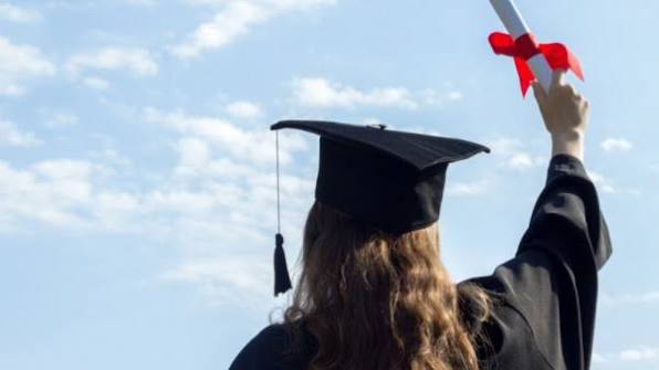 طالبة على أبواب التخرج تناشد أهل الخير قبل إغلاق باب دفع الرسوم الجامعية