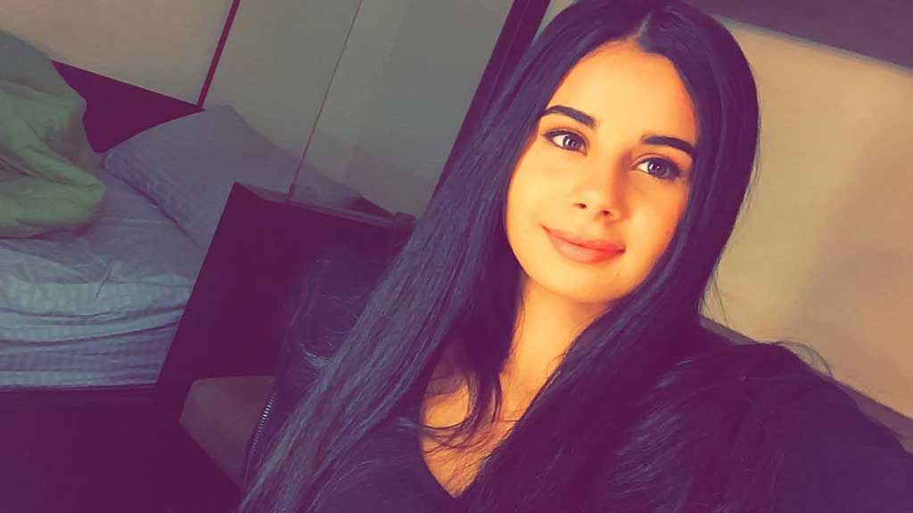 بالصور ..   فستان منة عرفة المثير الذي أشعل غضب والدتها!