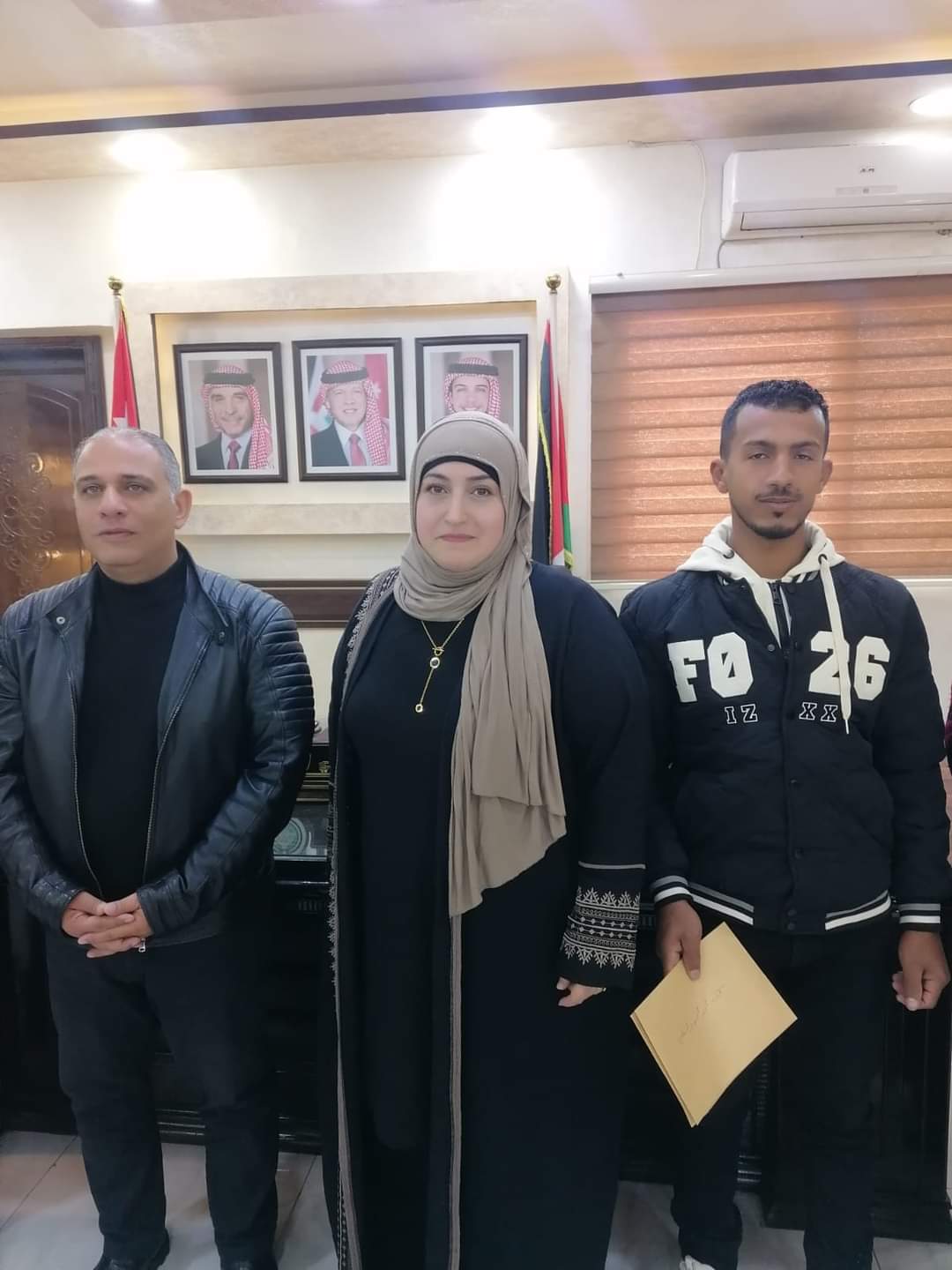 العبادي يكرم شابين انقذا طفلًا من الغرق في قناة الملك عبدالله