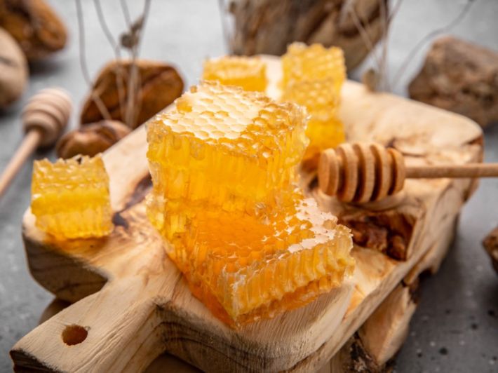 4 فوائد لاستخدام شمع العسل في العناية بشعرك ..  يمنحه الترطيب ويعزز نموه